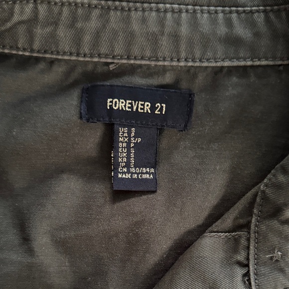 Forever 21 women’s Casual Green Button Down Shirt - Picture 2 of 3